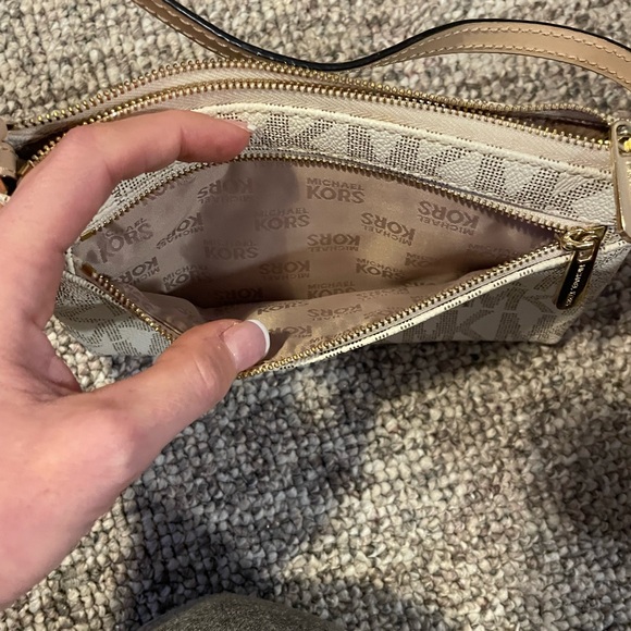 Michael Kors wristlet - Picture 3 of 4